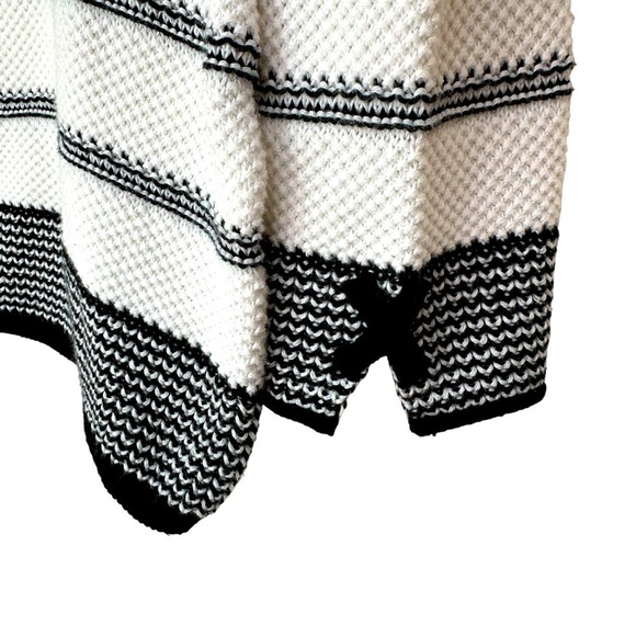 Chico’s White Textured Stripe Bateau-Neck Summer Sweater, size 1 - Picture 2 of 10